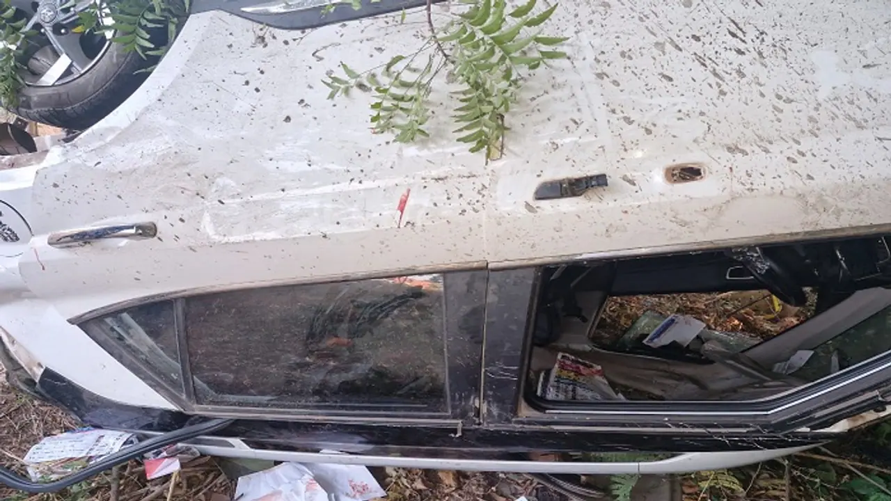 ವಿಜಯಪುರ: ಮರಕ್ಕೆ ಕಾರು ಡಿಕ್ಕಿ, ಸ್ಥಳದಲ್ಲೇ ಮೂವರ ದುರ್ಮರಣ ವಿಜಯಪುರ: ಮರಕ್ಕೆ ಕಾರು ಡಿಕ್ಕಿ, ಸ್ಥಳದಲ್ಲೇ ಮೂವರ ದುರ್ಮರಣ