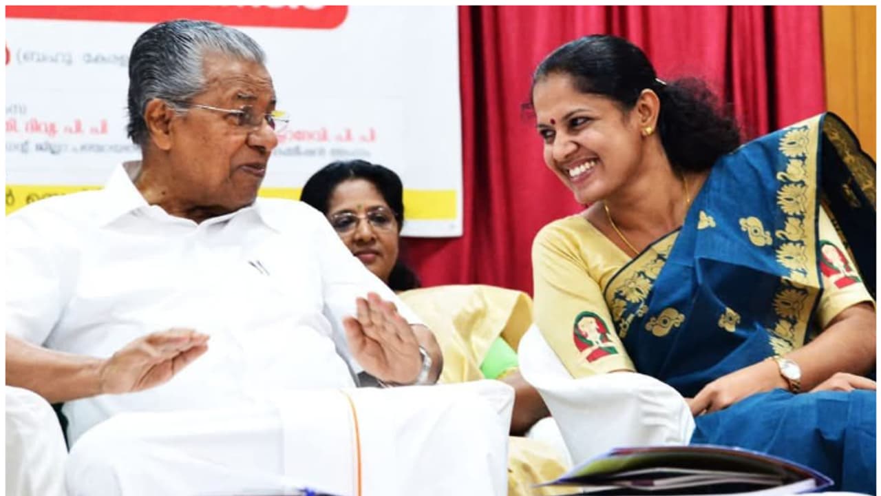 'എന്റെ പാഠപുസ്തകത്തിലെ ഹീറോ...'; മടിയിൽ കനമില്ലെങ്കിൽ നമ്മൾ ഭയക്കേണ്ടതില്ലെന്നു പഠിപ്പിച്ചിട്ടുണ്ടെന്ന് ദിവ്യ 'എന്റെ പാഠപുസ്തകത്തിലെ ഹീറോ...'; മടിയിൽ കനമില്ലെങ്കിൽ നമ്മൾ ഭയക്കേണ്ടതില്ലെന്നു പഠിപ്പിച്ചിട്ടുണ്ടെന്ന് ദിവ്യ