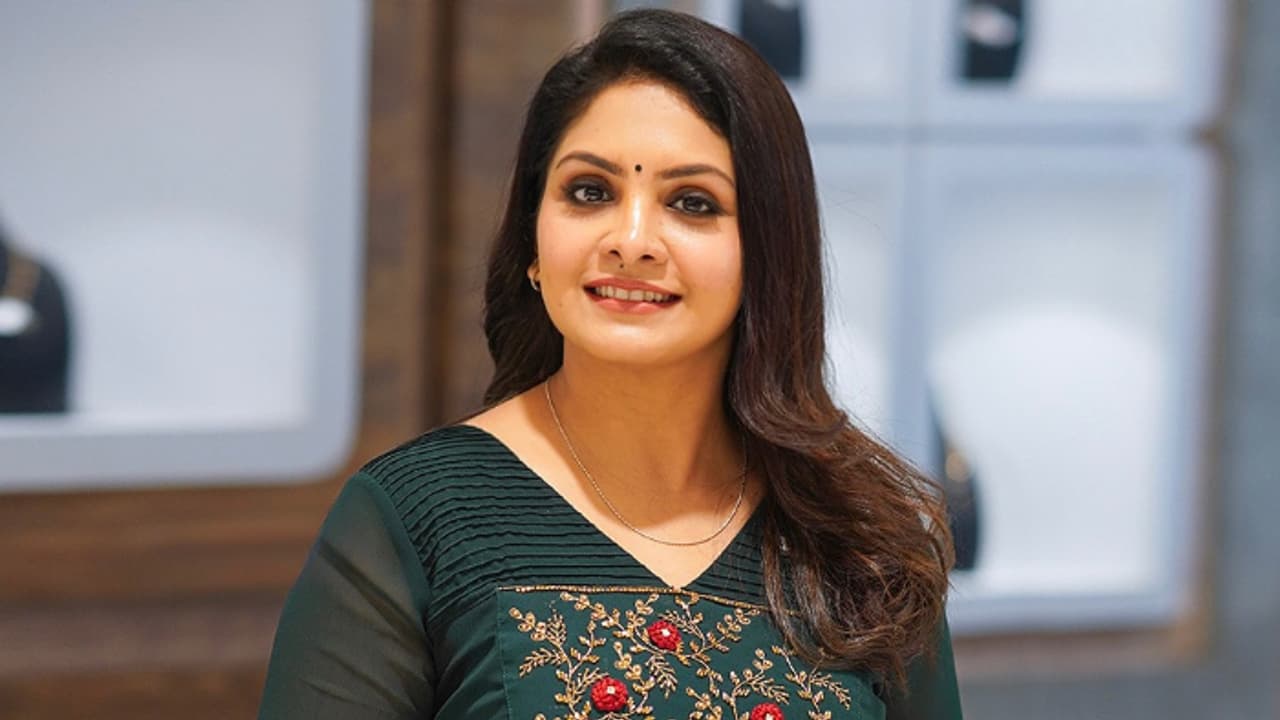 'യാത്രയ്ക്കപ്പുറം'; വീണ്ടും എഴുത്തുകാരിയുടെ റോളില്‍ ഗായത്രി അരുൺ