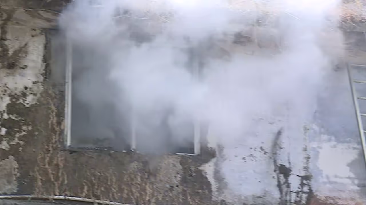 സഹകരണ ബാങ്ക് കെട്ടിടത്തിൽ വൻ തീപിടിത്തം, റെക്കോര്ഡ് റൂം കത്തി നശിച്ചു സഹകരണ ബാങ്ക് കെട്ടിടത്തിൽ വൻ തീപിടിത്തം, റെക്കോര്ഡ് റൂം കത്തി നശിച്ചു