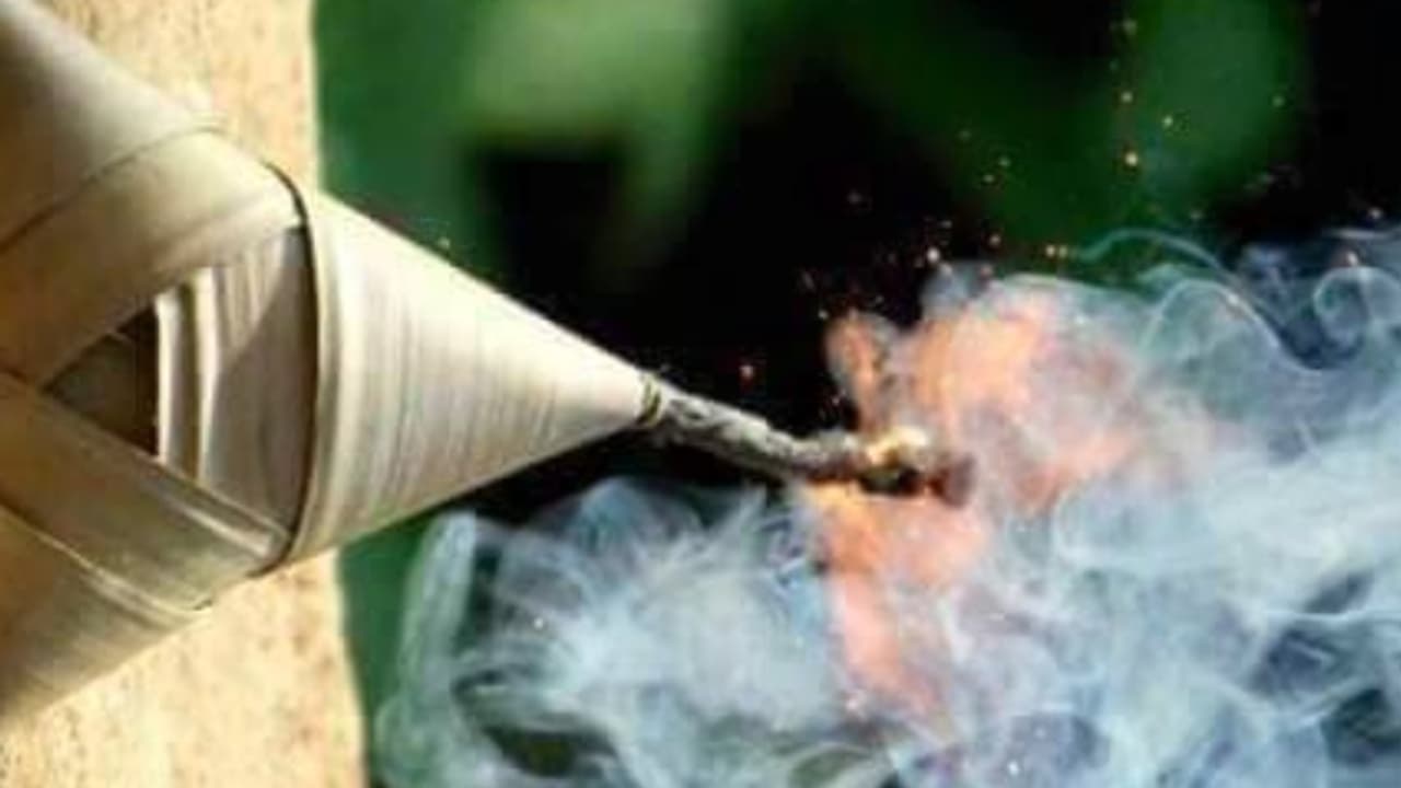 സിപിഐ ലോക്കൽ സെക്രട്ടറിയെ പടക്കമെറിഞ്ഞ കേസ്, അത് ആക്രമണമല്ല, യുവാക്കളുടെ വികൃതിയെന്ന് പൊലീസ്, ജാമ്യം സിപിഐ ലോക്കൽ സെക്രട്ടറിയെ പടക്കമെറിഞ്ഞ കേസ്, അത് ആക്രമണമല്ല, യുവാക്കളുടെ വികൃതിയെന്ന് പൊലീസ്, ജാമ്യം