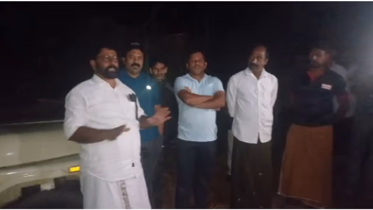 പഞ്ചാരക്കൊല്ലിയ്ക്ക് പുറമെ വൈത്തിരിയിലും കടുവയെ കണ്ടെന്ന് നാട്ടുകാർ; വനംവകുപ്പ് ഉദ്യോഗസ്ഥർ സ്ഥലത്ത്, പ്രതിഷേധം പഞ്ചാരക്കൊല്ലിയ്ക്ക് പുറമെ വൈത്തിരിയിലും കടുവയെ കണ്ടെന്ന് നാട്ടുകാർ; വനംവകുപ്പ് ഉദ്യോഗസ്ഥർ സ്ഥലത്ത്, പ്രതിഷേധം