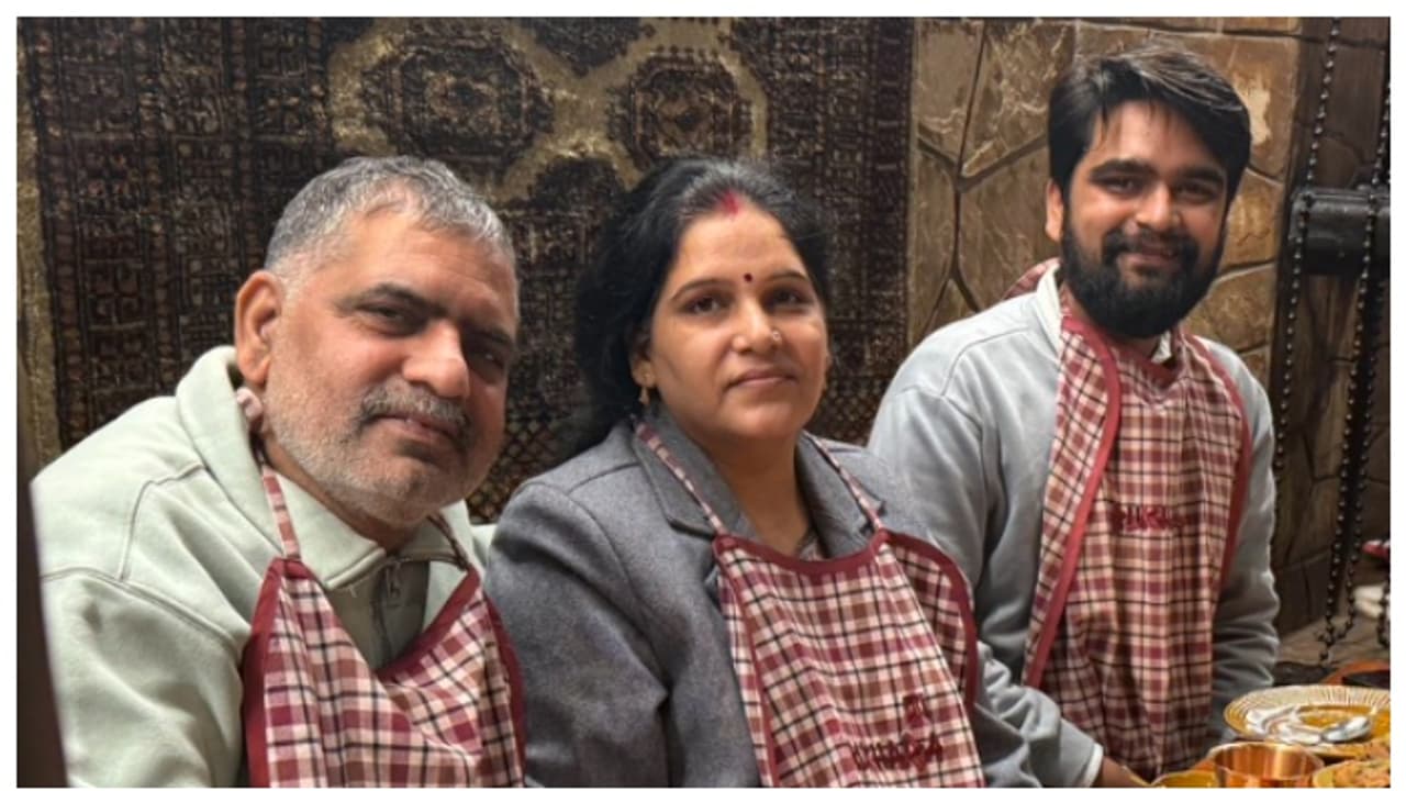 25 വർഷം മുമ്പ് വാച്ച്മാനായി ജോലി നോക്കിയ ഹോട്ടലിലേക്ക് അച്ഛനെയും കൊണ്ട് വിരുന്നിന് പോയി മകന്; കുറിപ്പ് വൈറൽ 25 വർഷം മുമ്പ് വാച്ച്മാനായി ജോലി നോക്കിയ ഹോട്ടലിലേക്ക് അച്ഛനെയും കൊണ്ട് വിരുന്നിന് പോയി മകന്; കുറിപ്പ് വൈറൽ