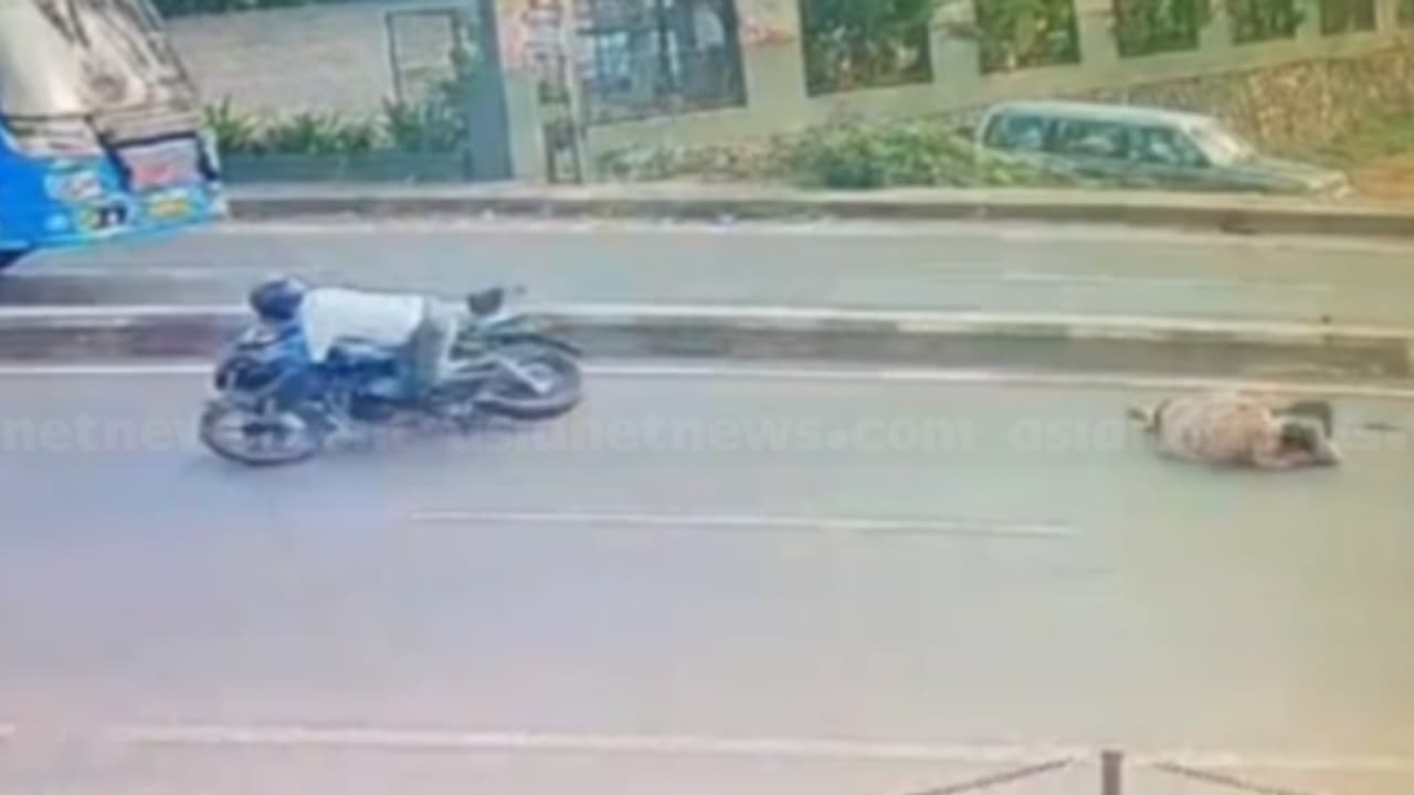 മകനൊപ്പം ബൈക്കിൽ യാത്ര ചെയ്യവേ സാരി ടയറിൽ കുടുങ്ങി; റോഡിൽ തലയടിച്ച് വീണ അമ്മ മരിച്ചു മകനൊപ്പം ബൈക്കിൽ യാത്ര ചെയ്യവേ സാരി ടയറിൽ കുടുങ്ങി; റോഡിൽ തലയടിച്ച് വീണ അമ്മ മരിച്ചു