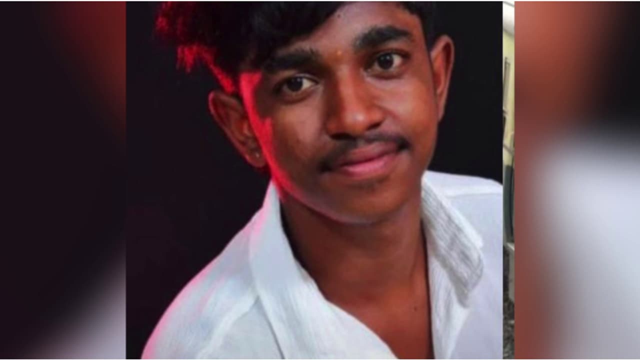 റെയിൽവേ ട്രാക്കിൽ വീണ ഇയർപോഡ് എടുക്കാൻ ശ്രമിക്കുന്നതിനിടെ കോളേജ് വിദ്യാർത്ഥി ട്രെയിൻ തട്ടി മരിച്ചു റെയിൽവേ ട്രാക്കിൽ വീണ ഇയർപോഡ് എടുക്കാൻ ശ്രമിക്കുന്നതിനിടെ കോളേജ് വിദ്യാർത്ഥി ട്രെയിൻ തട്ടി മരിച്ചു