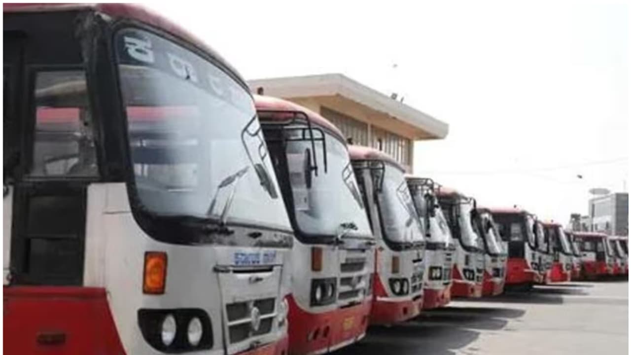 കർണാടകയിൽ ബസ് യാത്രക്കാരിയുടെ തലയറ്റുപോയി, യാത്രക്കിടെ ഛർദ്ദിക്കാൻ തല പുറത്തിട്ടത് അപകടമായി കർണാടകയിൽ ബസ് യാത്രക്കാരിയുടെ തലയറ്റുപോയി, യാത്രക്കിടെ ഛർദ്ദിക്കാൻ തല പുറത്തിട്ടത് അപകടമായി