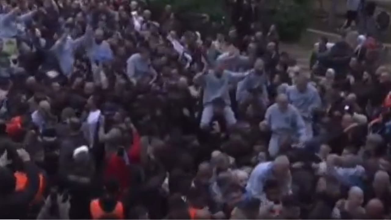 Israel releases 200 Palestinian prisoners after freed hostages reunite with families (WATCH) Israel releases 200 Palestinian prisoners after freed hostages reunite with families (WATCH)