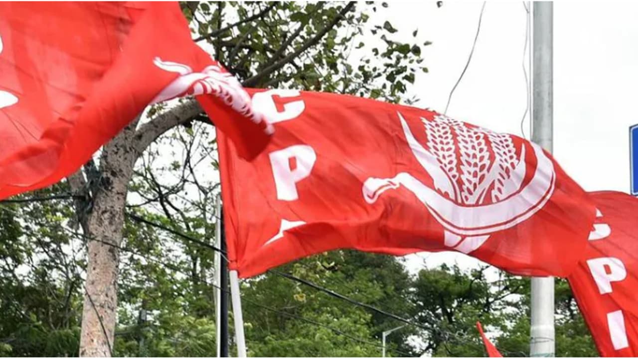 എലപ്പുള്ളി മദ്യനിർമ്മാണ ശാലക്കെതിരെ സിപിഐ; 'പദ്ധതിക്കുള്ള വെള്ളം എവിടെ നിന്ന് കണ്ടെത്തും, അനുമതി റദ്ദാക്കണം' എലപ്പുള്ളി മദ്യനിർമ്മാണ ശാലക്കെതിരെ സിപിഐ; 'പദ്ധതിക്കുള്ള വെള്ളം എവിടെ നിന്ന് കണ്ടെത്തും, അനുമതി റദ്ദാക്കണം'