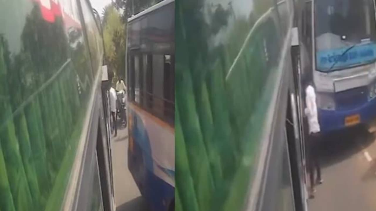 ഇടതുവശത്തുകൂടി പാഞ്ഞുവന്ന് ബസ്, ഇരുബസുകൾക്കിടയിൽ യുവാവ്, അത്ഭുതകരമായി രക്ഷപ്പെടൽ ഇടതുവശത്തുകൂടി പാഞ്ഞുവന്ന് ബസ്, ഇരുബസുകൾക്കിടയിൽ യുവാവ്, അത്ഭുതകരമായി രക്ഷപ്പെടൽ