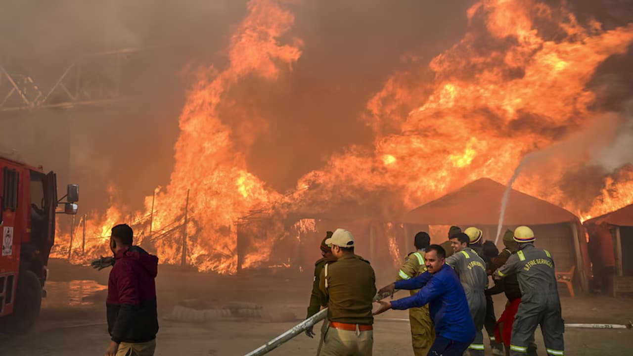 பிரயாக்ராஜ் கும்ப மேளாவில் மீண்டும் தீ விபத்து! பைக்குகள் பற்றி எரிந்ததால் பரபரப்பு!