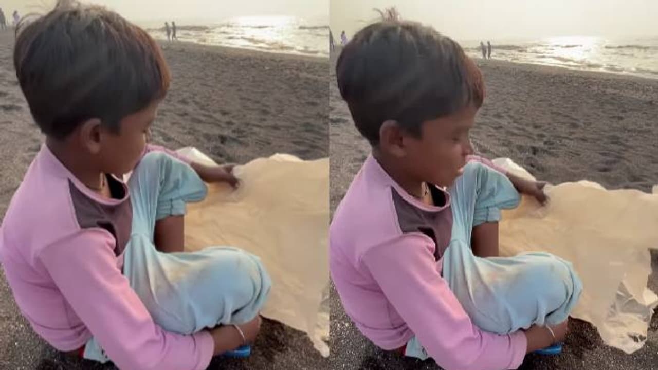 'ഞാൻ ജോലി ചെയ്യും, പക്ഷേ യാചിക്കില്ല'; 500 രൂപ നീട്ടി യുവാവ്, വൈറലായി പപ്പടം വിൽക്കുന്ന ബാലന്റെ മറുപടി 'ഞാൻ ജോലി ചെയ്യും, പക്ഷേ യാചിക്കില്ല'; 500 രൂപ നീട്ടി യുവാവ്, വൈറലായി പപ്പടം വിൽക്കുന്ന ബാലന്റെ മറുപടി