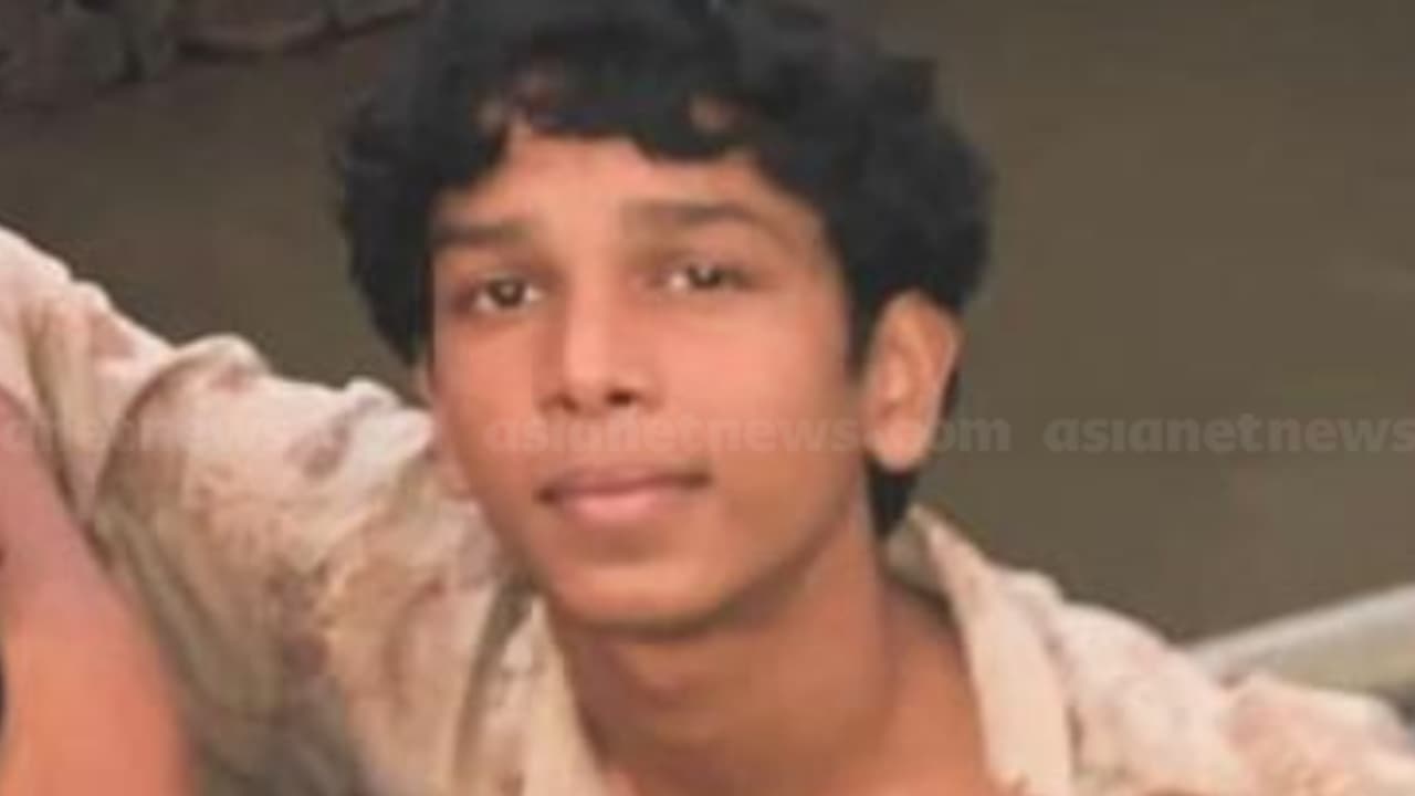 കൊണ്ടോട്ടിയിൽ പത്താം ക്ലാസ് വിദ്യാർത്ഥി വീടിനുള്ളിൽ മരിച്ച നിലയിൽ; മൃതദേഹം ആശുപത്രിയിലേക്ക് മാറ്റി കൊണ്ടോട്ടിയിൽ പത്താം ക്ലാസ് വിദ്യാർത്ഥി വീടിനുള്ളിൽ മരിച്ച നിലയിൽ; മൃതദേഹം ആശുപത്രിയിലേക്ക് മാറ്റി