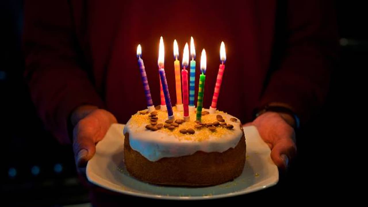 'ഹാപ്പി ബർത്ത് ഡേ ചോർ'; കള്ളനെ കയ്യോടെ പിടികൂടി താമസക്കാർ, പിന്നാലെ പിറന്നാളാഘോഷവും 'ഹാപ്പി ബർത്ത് ഡേ ചോർ'; കള്ളനെ കയ്യോടെ പിടികൂടി താമസക്കാർ, പിന്നാലെ പിറന്നാളാഘോഷവും