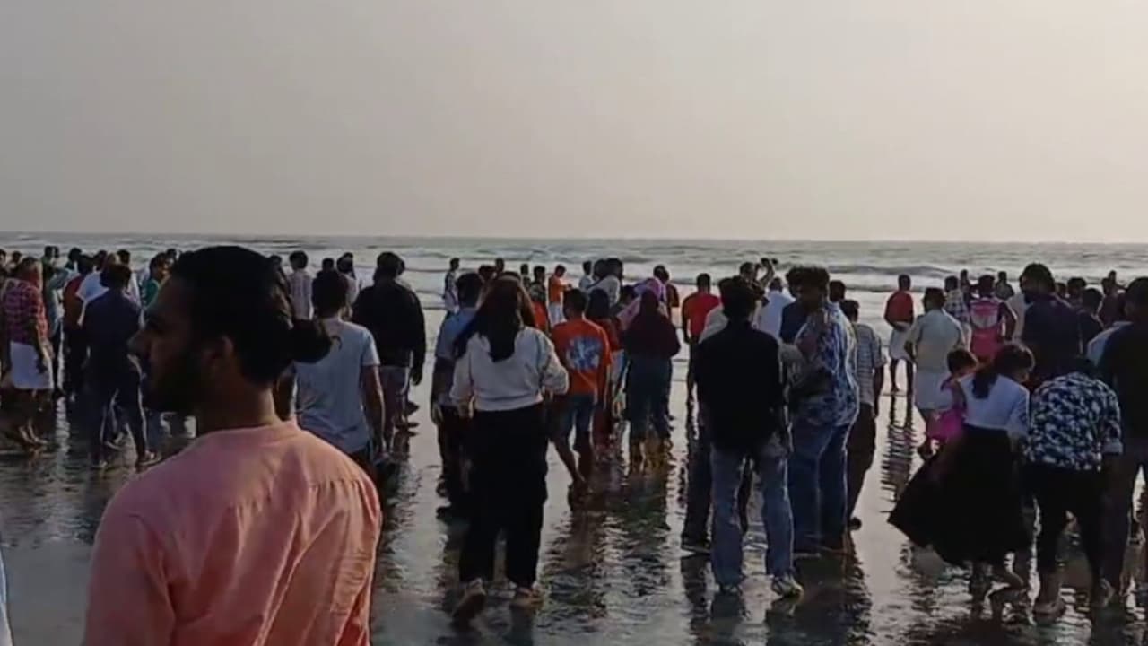 തിക്കോടിയിൽ കടലിൽ കുളിക്കാനിറങ്ങിയ രണ്ട് സ്ത്രീകളടക്കം നാലു പേര്ക്ക് ദാരുണാന്ത്യം; ഒരാള് രക്ഷപ്പെട്ടു തിക്കോടിയിൽ കടലിൽ കുളിക്കാനിറങ്ങിയ രണ്ട് സ്ത്രീകളടക്കം നാലു പേര്ക്ക് ദാരുണാന്ത്യം; ഒരാള് രക്ഷപ്പെട്ടു