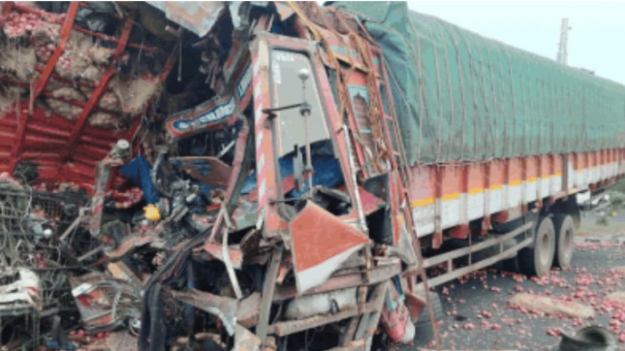 ഹൈവേയിൽ നിയന്ത്രണം നഷ്ടമായ ചരക്കുലോറി മീഡിയൻ തകർത്ത് എതിർദിശയിലെ 2 ലോറികളിലിടിച്ചു; 4 മരണം, 3 പേർക്ക് പരിക്ക്