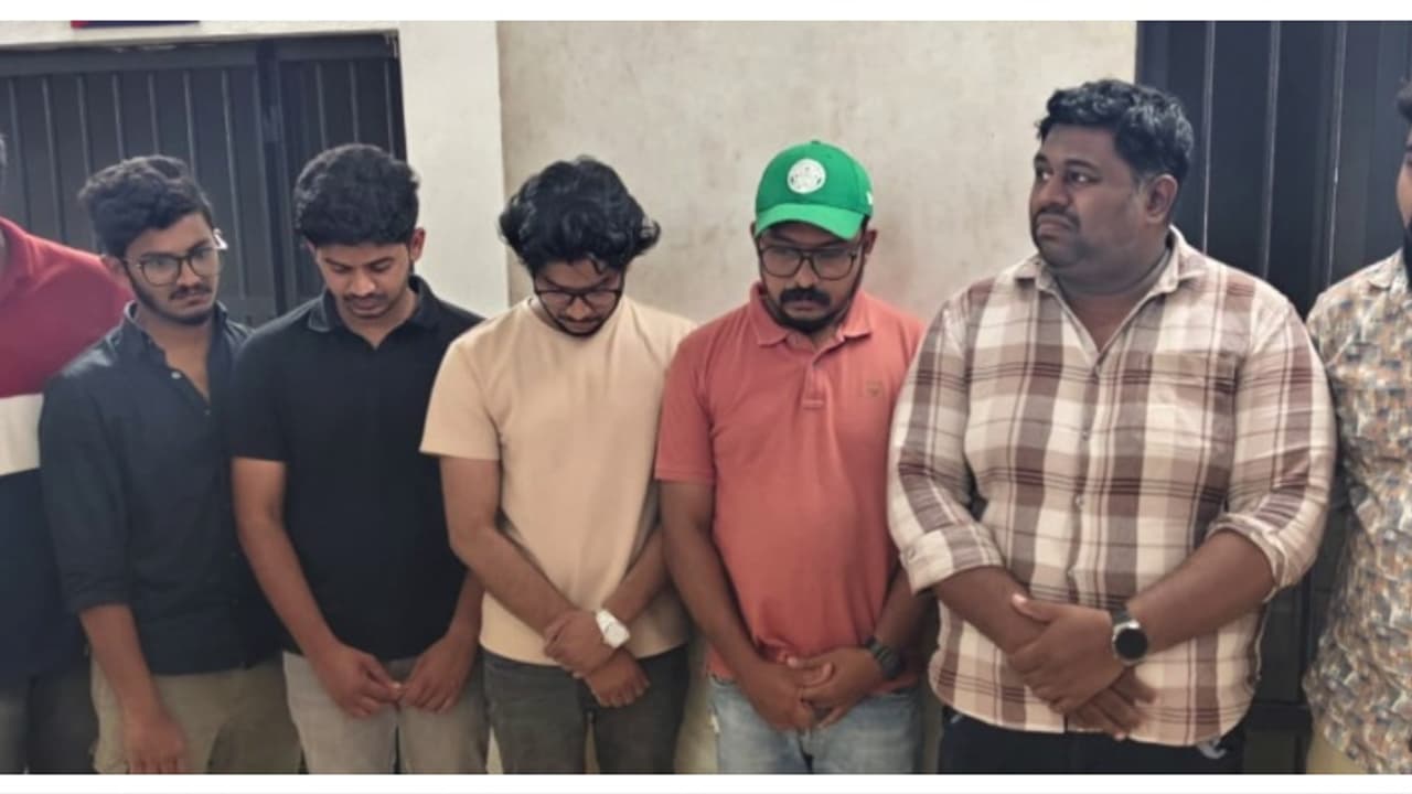 സംഭവം കണ്ടത് ലോട്ടറി കച്ചവടക്കാരൻ, നിമിഷങ്ങൾക്കകം നഗരം വളഞ്ഞ് പൊലീസ്, ഏഴംഗസംഘം പിടിയിൽ; ദുരൂഹതയില് അന്വേഷണം സംഭവം കണ്ടത് ലോട്ടറി കച്ചവടക്കാരൻ, നിമിഷങ്ങൾക്കകം നഗരം വളഞ്ഞ് പൊലീസ്, ഏഴംഗസംഘം പിടിയിൽ; ദുരൂഹതയില് അന്വേഷണം