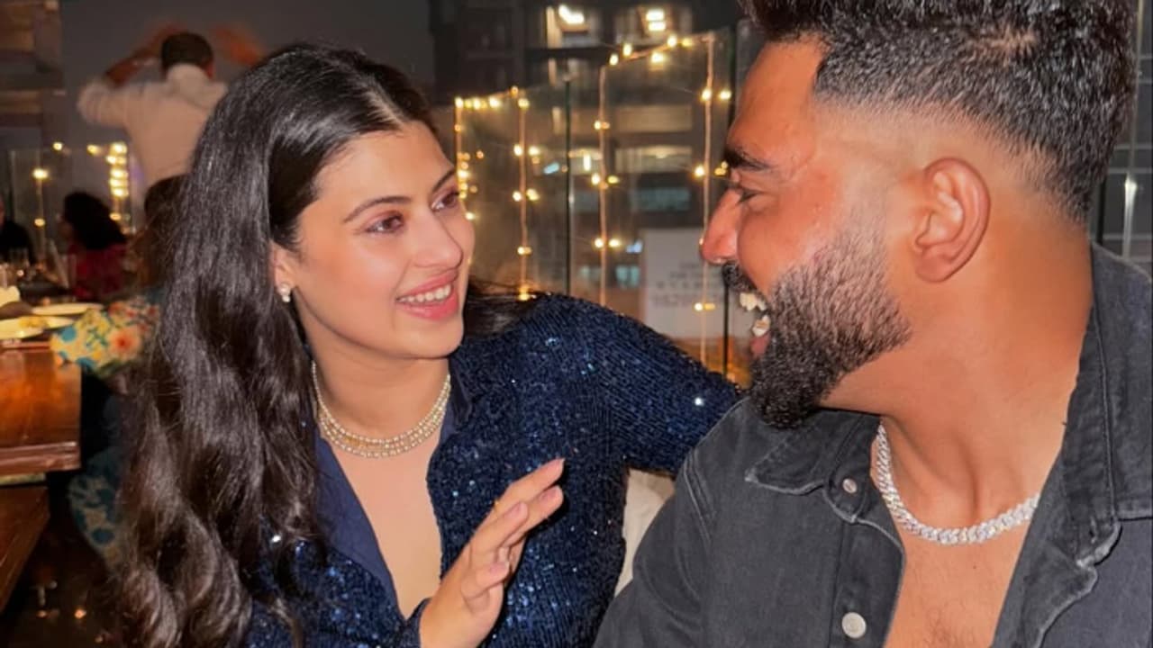 ആശാ ഭോസ്ലെയുടെ ചെറുമകളും മുഹമ്മദ് സിറാജും തമ്മില്? പ്രചരിക്കുന്ന വാര്ത്തകളോട് പ്രതികരിച്ച് ഇരുവരും ആശാ ഭോസ്ലെയുടെ ചെറുമകളും മുഹമ്മദ് സിറാജും തമ്മില്? പ്രചരിക്കുന്ന വാര്ത്തകളോട് പ്രതികരിച്ച് ഇരുവരും