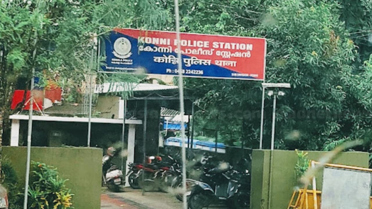 സിപിഎം ഏരിയാ കമ്മിറ്റിയംഗത്തെ മർദ്ദിച്ച പൊലീസുകാരനെതിരെ നടപടി; സർവീസിൽ നിന്ന് സസ്പെൻ്റ് ചെയ്തു സിപിഎം ഏരിയാ കമ്മിറ്റിയംഗത്തെ മർദ്ദിച്ച പൊലീസുകാരനെതിരെ നടപടി; സർവീസിൽ നിന്ന് സസ്പെൻ്റ് ചെയ്തു