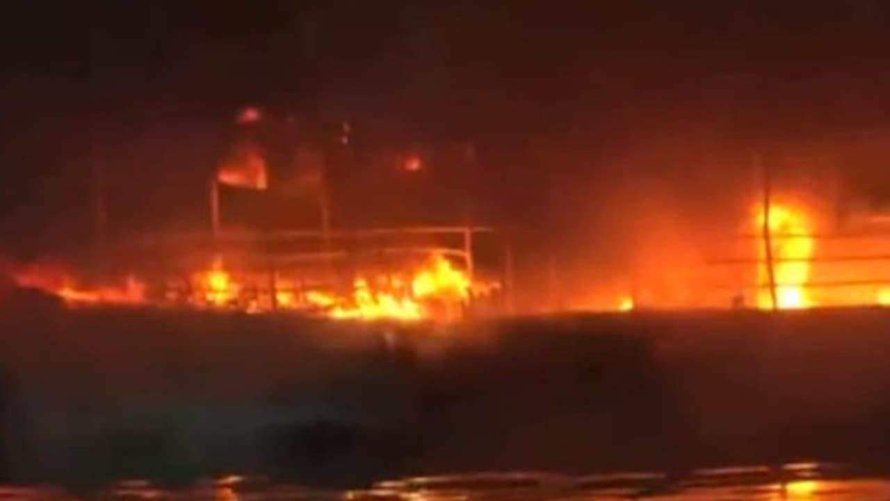 റിപ്പബ്ലിക് ദിനാഘോഷത്തിനിടെ കരിമരുന്ന് സൂക്ഷിച്ചിരുന്ന രണ്ടു ബോട്ടുകൾക്ക് തീപിടിച്ചു, മൂന്ന് പേർക്ക് പരിക്ക്