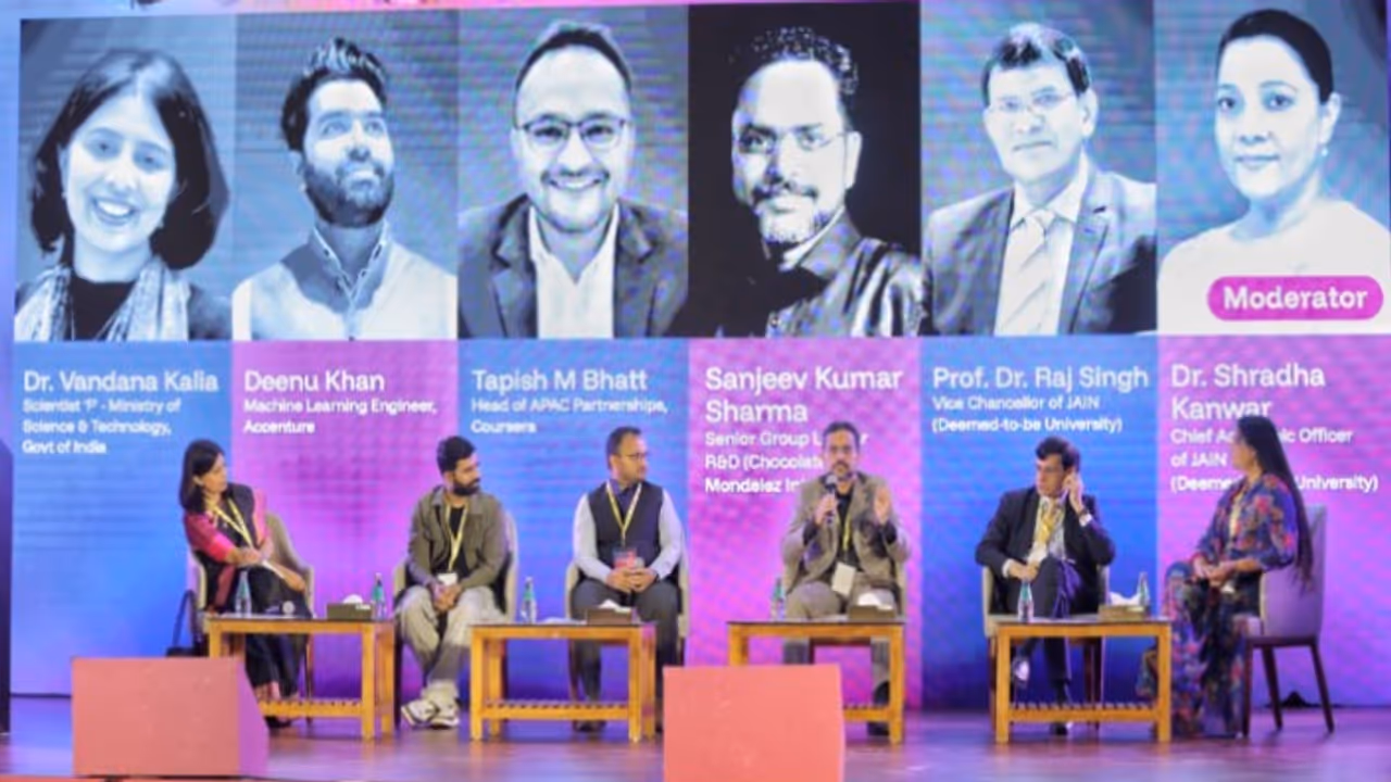 ബ്ലാക്ക്ബോർഡുകൾക്കപ്പുറം ക്ലാസ്റൂം പഠനത്തിന് ടെക്നോളജി പുതിയ മാനങ്ങൾ നൽകി; ജെയിന് യൂണിവേഴ്സിറ്റി വിസി ബ്ലാക്ക്ബോർഡുകൾക്കപ്പുറം ക്ലാസ്റൂം പഠനത്തിന് ടെക്നോളജി പുതിയ മാനങ്ങൾ നൽകി; ജെയിന് യൂണിവേഴ്സിറ്റി വിസി