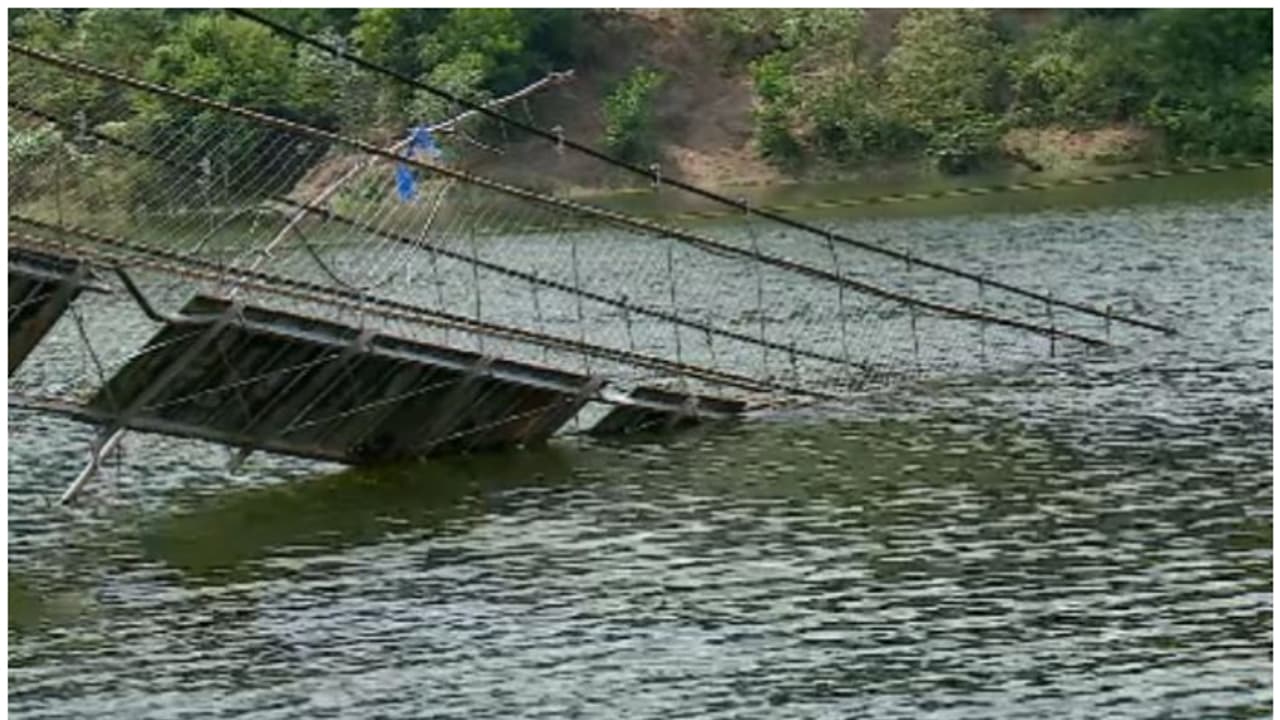 നാടിന്റെ മുഖമുദ്രകളിൽ ഒന്നാണ് ഓരോ തൂണുകള് മാത്രമായി നിൽക്കുന്നത്; നിലമ്പൂർ തൂക്കുപാലം തകര്ന്നിട്ട് 6 വർഷം നാടിന്റെ മുഖമുദ്രകളിൽ ഒന്നാണ് ഓരോ തൂണുകള് മാത്രമായി നിൽക്കുന്നത്; നിലമ്പൂർ തൂക്കുപാലം തകര്ന്നിട്ട് 6 വർഷം