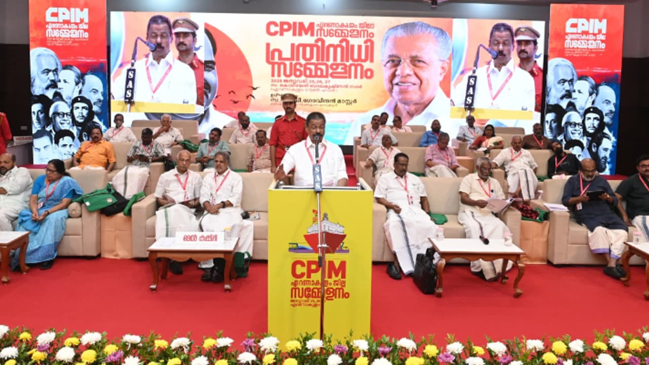 'ചില നേതാക്കൾക്ക് ഫോണോമാനിയ, താടിയും മീശയും വടിക്കുന്നത് പോലും വാർത്തയാക്കുന്നു'; സിപിഎം സമ്മേളനത്തിൽ പരിഹാസം
