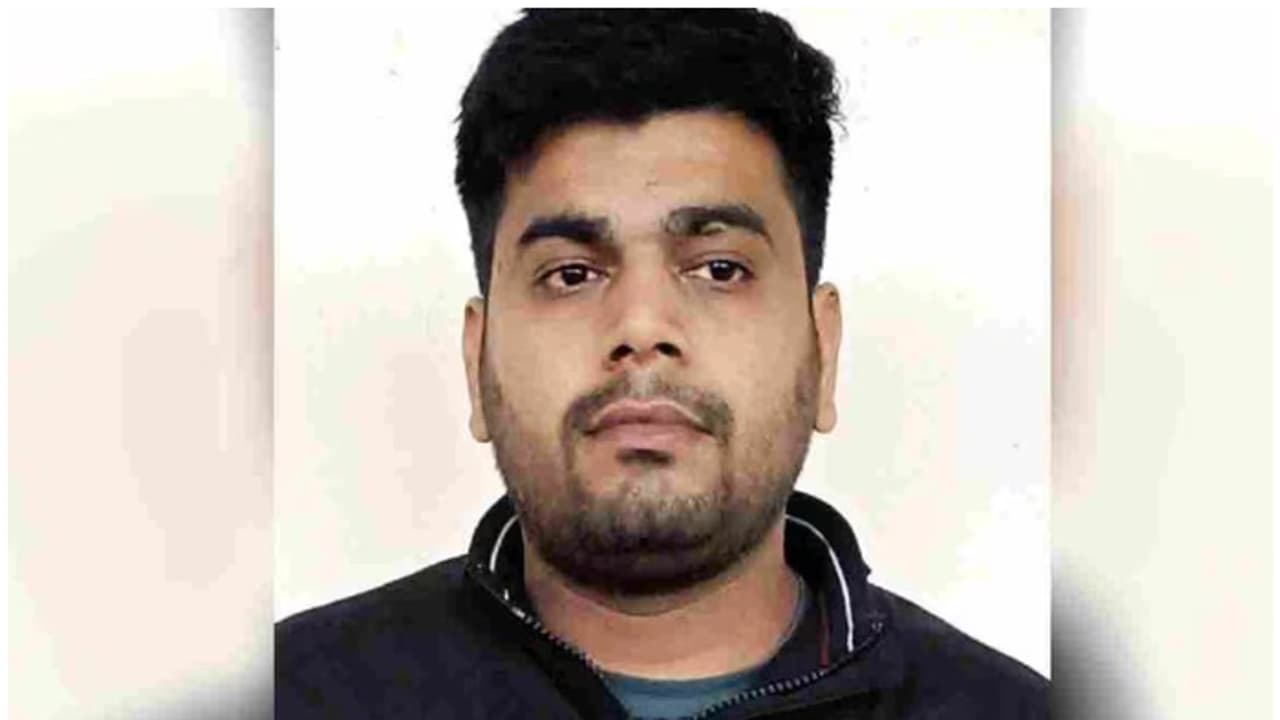 ഗൂഗിൾ അടക്കം സഹായിച്ചു, അന്വേഷിച്ചെത്തിയ കേരള പൊലീസ് കണ്ടത് ഞെട്ടിക്കുന്ന കാഴ്ച; സൈബർ തട്ടിപ്പുകാരൻ കുടുങ്ങി ഗൂഗിൾ അടക്കം സഹായിച്ചു, അന്വേഷിച്ചെത്തിയ കേരള പൊലീസ് കണ്ടത് ഞെട്ടിക്കുന്ന കാഴ്ച; സൈബർ തട്ടിപ്പുകാരൻ കുടുങ്ങി