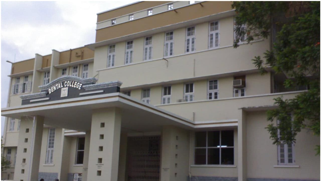 എച്ച്ഐവി പരിശോധനാഫലം വന്ന ശേഷം മാത്രം ചികിത്സ; രോഗികളെ വലച്ച് ദന്തൽ കോളജിലെ പുതിയ മാറ്റം, വ്യാപക പരാതി എച്ച്ഐവി പരിശോധനാഫലം വന്ന ശേഷം മാത്രം ചികിത്സ; രോഗികളെ വലച്ച് ദന്തൽ കോളജിലെ പുതിയ മാറ്റം, വ്യാപക പരാതി