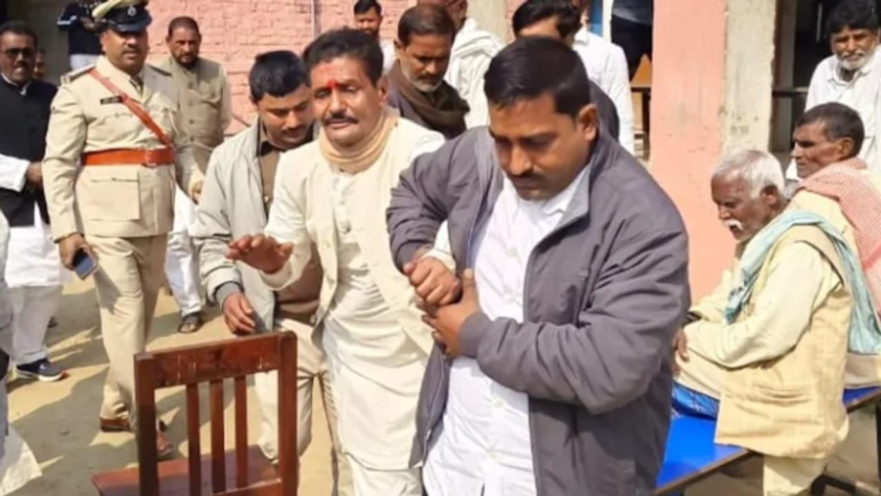 റിപ്പബ്ലിക് ദിനത്തിൽ മദ്യപിച്ചെത്തി ബിഹാറിലെ സ്കൂൾ ഹെഡ്‍മാസ്റ്റർ; മാസങ്ങളായി ശമ്പളം കിട്ടിയില്ലെന്ന് ആരോപണം