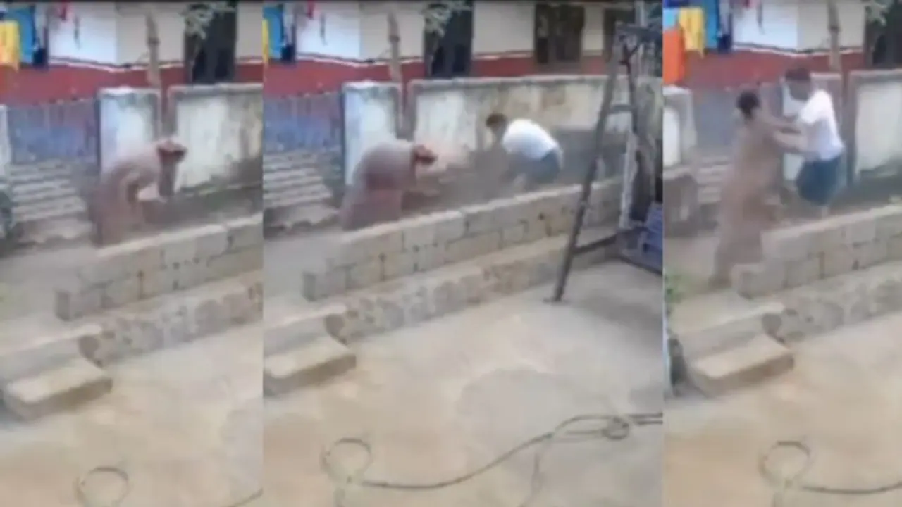 ಕಸ ಗುಡಿಸುವಾಗ ಪೊರಕೆಯಿಂದ ಹೊಡೆದಾಡಿಕೊಂಡ ಪಕ್ಕದ ಮನೆಯ ಆಂಟಿ, ಬಾಜು ಮನೆ ಅಂಕಲ್! ಕಸ ಗುಡಿಸುವಾಗ ಪೊರಕೆಯಿಂದ ಹೊಡೆದಾಡಿಕೊಂಡ ಪಕ್ಕದ ಮನೆಯ ಆಂಟಿ, ಬಾಜು ಮನೆ ಅಂಕಲ್!