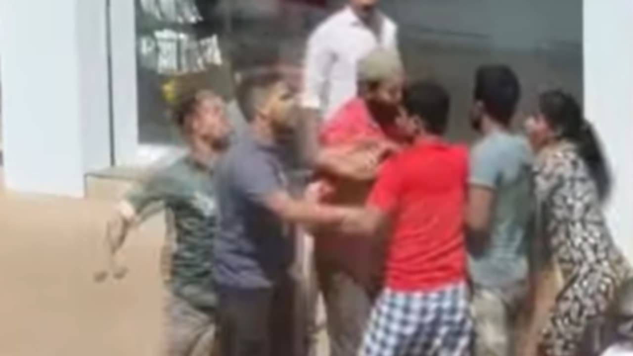 റോഡരികിൽ ഇതര സംസ്ഥാന തൊഴിലാളികള്‍ തമ്മില്‍ കൂട്ടയടി; സംഘർഷത്തിലെത്തിയത് കൂട്ടത്തിലൊരാളുടെ മൊബൈൽഫോൺ മോഷണം പോയത്