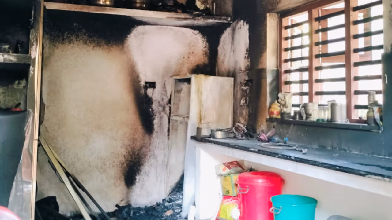 വീട്ടുകാർ ഉറക്കത്തിൽ, ഉഗ്രശബ്ദത്തോടെ പൊട്ടിത്തെറിച്ച് ഒരു വർഷം പഴക്കമുള്ള ഫ്രിഡ്ജ്, പന്തീരാങ്കാവിൽ വൻ നാശനഷ്ടം വീട്ടുകാർ ഉറക്കത്തിൽ, ഉഗ്രശബ്ദത്തോടെ പൊട്ടിത്തെറിച്ച് ഒരു വർഷം പഴക്കമുള്ള ഫ്രിഡ്ജ്, പന്തീരാങ്കാവിൽ വൻ നാശനഷ്ടം