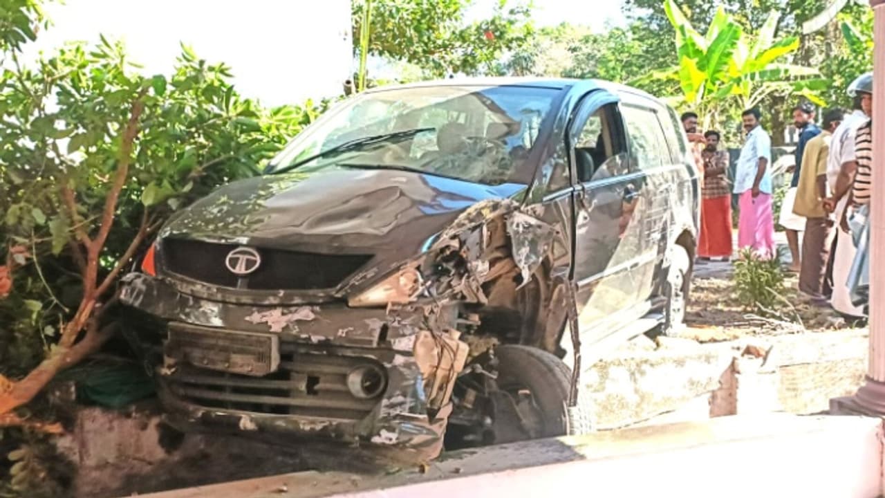 നിയന്ത്രണംവിട്ട കാർ കാൽനടയാത്രക്കാരനെ ഇടിച്ചു, വീടിന്റെ ഗേറ്റ് തകർത്ത് അടുത്ത വീടിന്റെ പോർച്ചിൽ ഇടിച്ചുകയറി നിയന്ത്രണംവിട്ട കാർ കാൽനടയാത്രക്കാരനെ ഇടിച്ചു, വീടിന്റെ ഗേറ്റ് തകർത്ത് അടുത്ത വീടിന്റെ പോർച്ചിൽ ഇടിച്ചുകയറി