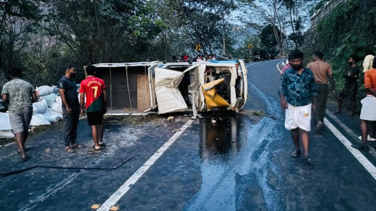കാപ്പിയുമായി വന്ന മിനി ലോറി നിയന്ത്രണം വിട്ട് മറിഞ്ഞ് മൂന്ന് പേര്ക്ക് പരിക്ക് കാപ്പിയുമായി വന്ന മിനി ലോറി നിയന്ത്രണം വിട്ട് മറിഞ്ഞ് മൂന്ന് പേര്ക്ക് പരിക്ക്
