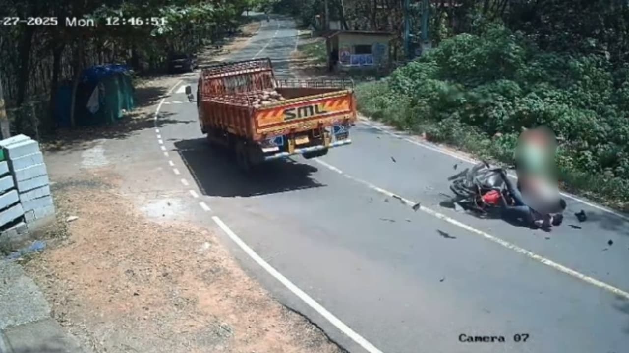 വളവിൽ തെറ്റായ ദിശയിലൂടെ വന്ന മിനിലോറി, മൂന്ന് പേർ സഞ്ചരിച്ച സ്കൂട്ടറുമായി ഇടിച്ചു; യുവാക്കൾക്ക് ഗുരുതര പരിക്ക്