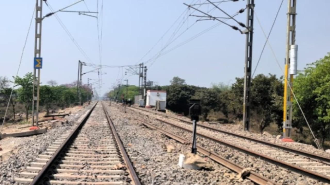 ട്രെയിനിന് മുകളിൽ കയറി റീൽസ് ചിത്രീകരിക്കുന്നതിനിടെ 15കാരൻ ഷോക്കേറ്റ് മരിച്ചു