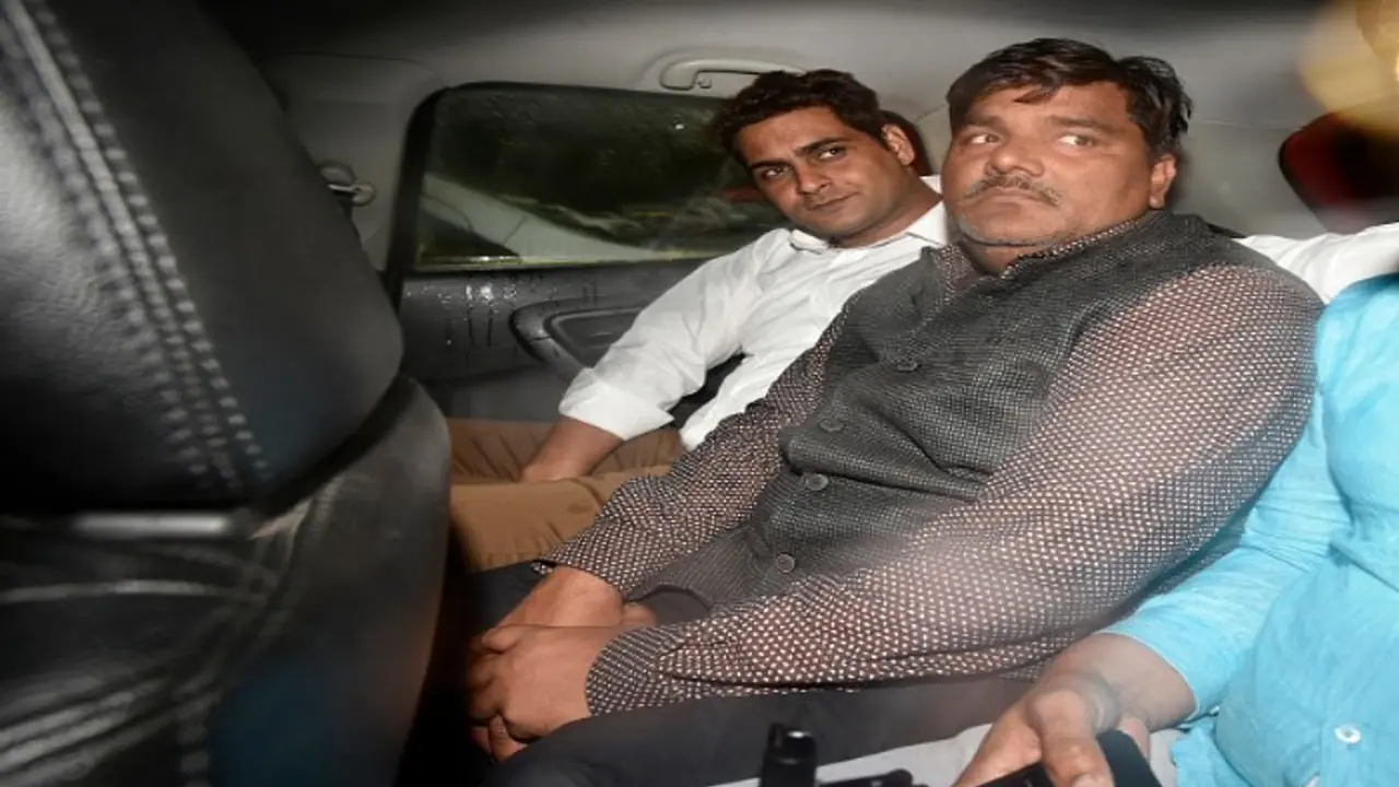 Supreme Court grants custody parole to Delhi riots accused Tahir Hussain to campaign for Delhi polls Supreme Court grants custody parole to Delhi riots accused Tahir Hussain to campaign for Delhi polls
