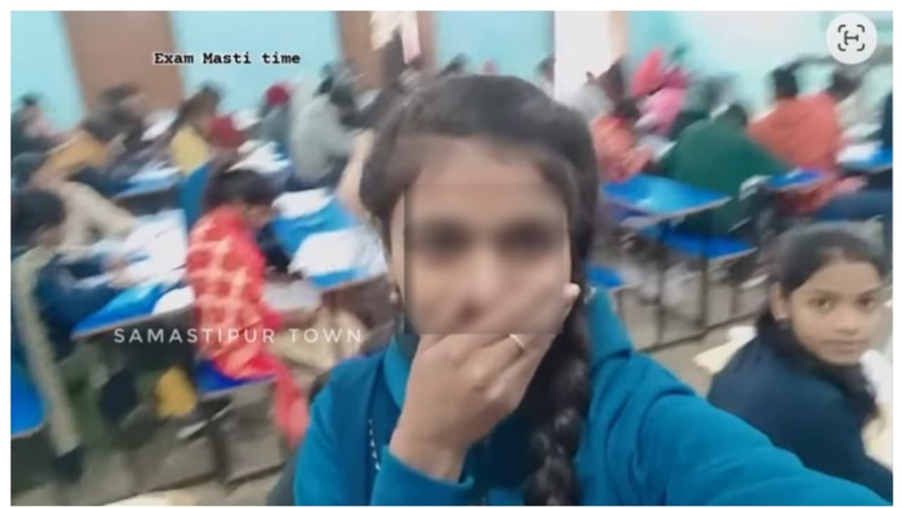 സെമസ്റ്റര് പരീക്ഷയ്ക്കിടെ വിദ്യാര്ത്ഥികളുടെ റീല് ഷൂട്ട്; വീഡിയോ വൈറലായതിന് പിന്നാലെ നടപടിയുമായി കോളേജ് സെമസ്റ്റര് പരീക്ഷയ്ക്കിടെ വിദ്യാര്ത്ഥികളുടെ റീല് ഷൂട്ട്; വീഡിയോ വൈറലായതിന് പിന്നാലെ നടപടിയുമായി കോളേജ്