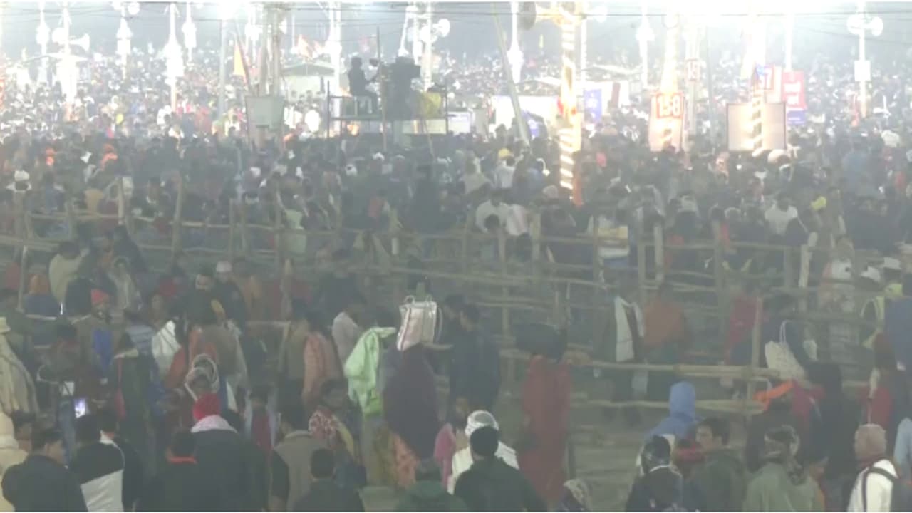 ప్రయాగరాజ్ కుంభమేళాలో తీవ్ర విషాదం: తొక్కిసలాటలో 15 మంది మృతి