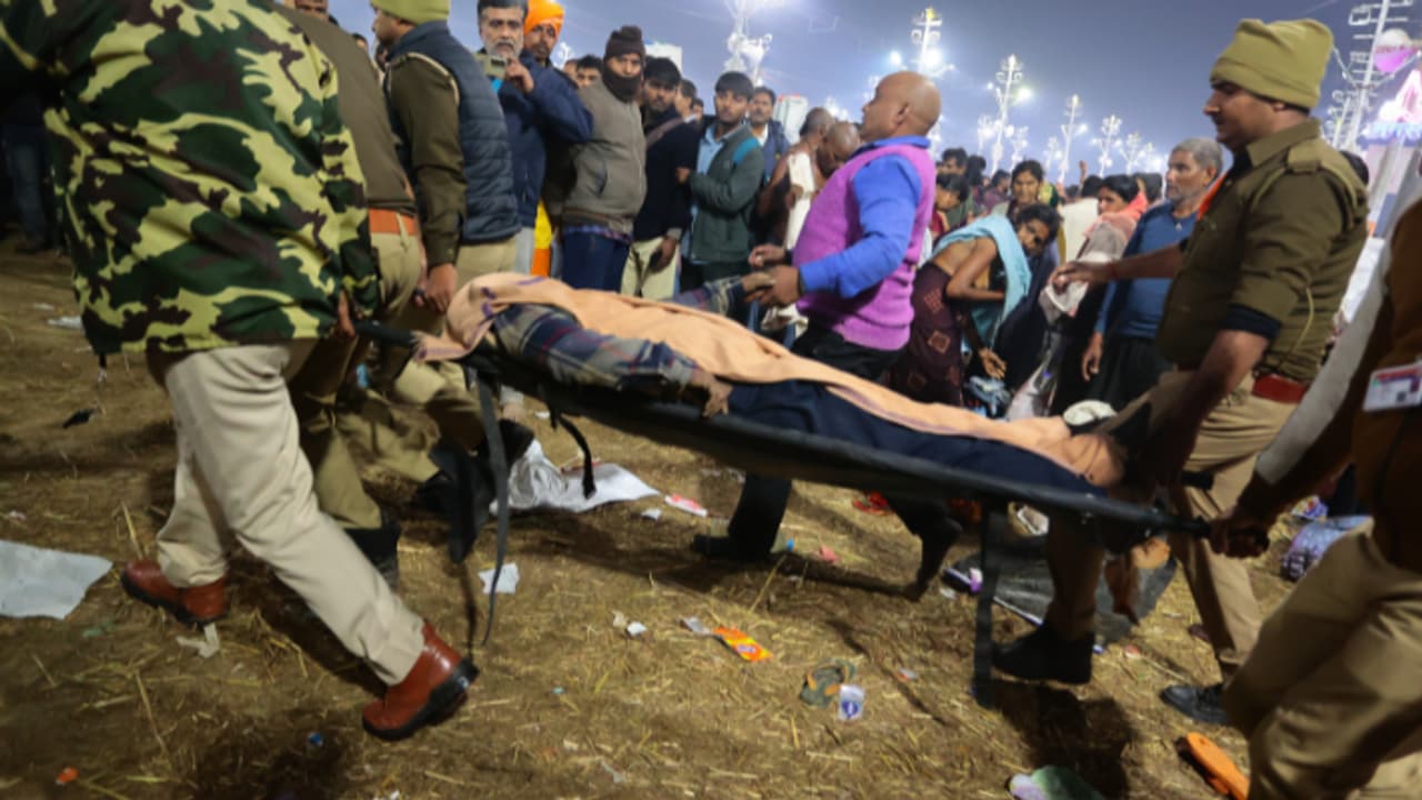 കുംഭമേള; 'ഞങ്ങൾ നിലത്ത് വീണു, 40 മിനിട്ടോളം ആളുകൾ ഞങ്ങളെ ചവിട്ടി മെതിച്ചു'; കൺമുന്നിൽ ഉറ്റവരെ നഷ്ടപ്പെട്ടയാൾ കുംഭമേള; 'ഞങ്ങൾ നിലത്ത് വീണു, 40 മിനിട്ടോളം ആളുകൾ ഞങ്ങളെ ചവിട്ടി മെതിച്ചു'; കൺമുന്നിൽ ഉറ്റവരെ നഷ്ടപ്പെട്ടയാൾ