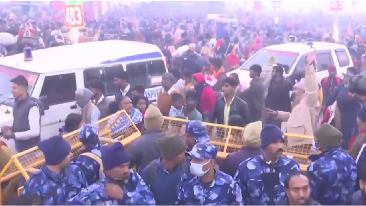 മഹാകുംഭമേളക്കിടെ തിക്കും തിരക്കും; 10 മരണമെന്ന് റിപ്പോർട്ട്, സാഹചര്യം വിലയിരുത്തി മോദി, യോഗം വിളിച്ച് യോഗി മഹാകുംഭമേളക്കിടെ തിക്കും തിരക്കും; 10 മരണമെന്ന് റിപ്പോർട്ട്, സാഹചര്യം വിലയിരുത്തി മോദി, യോഗം വിളിച്ച് യോഗി