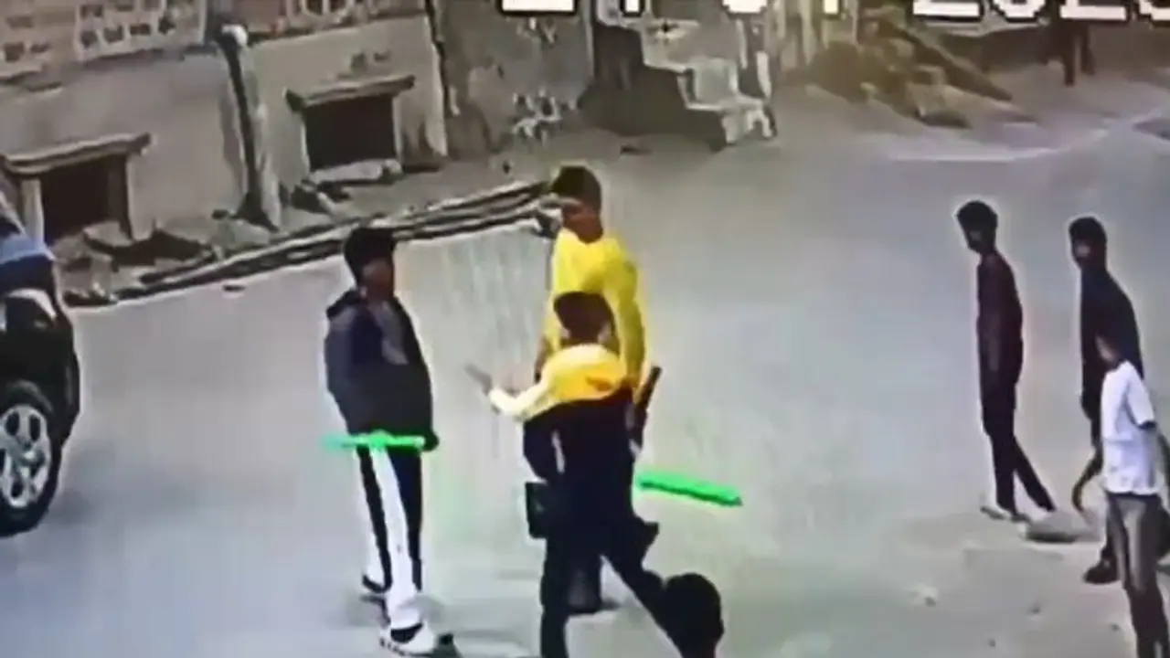 ಗಲ್ಲಿ ಕ್ರಿಕೆಟ್ ಮಕ್ಕಳ ಜಗಳದಲ್ಲಿ 13 ವರ್ಷದ ಬಾಲಕ ದುರಂತ ಅಂತ್ಯ ಗಲ್ಲಿ ಕ್ರಿಕೆಟ್ ಮಕ್ಕಳ ಜಗಳದಲ್ಲಿ 13 ವರ್ಷದ ಬಾಲಕ ದುರಂತ ಅಂತ್ಯ