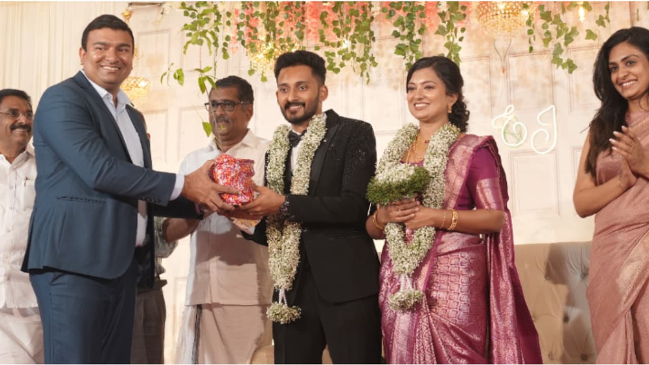 കല്യാണം കൂടാൻ കേരളത്തിലെത്തിയ ഓസ്‌ട്രേലിയൻ മന്ത്രിക്ക് ചന്ദനതൈ സമ്മാനിച്ച് വരൻ