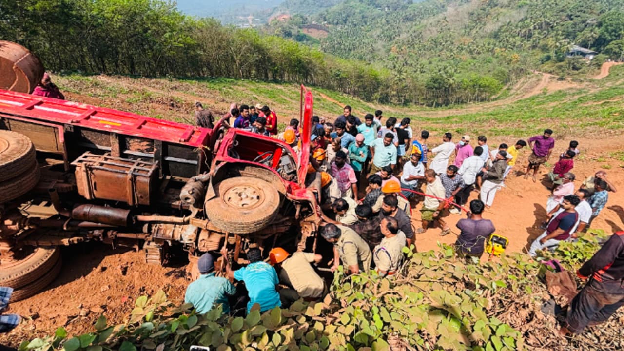 നിറയെ ലോഡ്, ചെങ്കല്ലുമായി വന്ന ലോറി കുത്തനെയുള്ള ഇറക്കത്തിൽ മറിഞ്ഞു, ഡ്രൈവര്‍ക്കും സഹായിക്കും പരിക്ക്