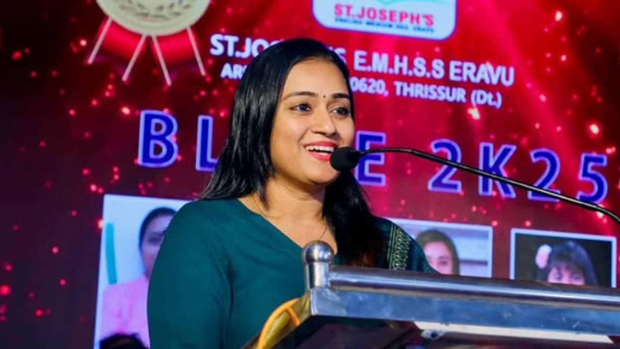 അടി കിട്ടാത്തതിന്റെ കുറവ് ഇന്നത്തെ കുട്ടികൾക്കുണ്ട്'; നിലപാട് വ്യക്തമാക്കി വരദ