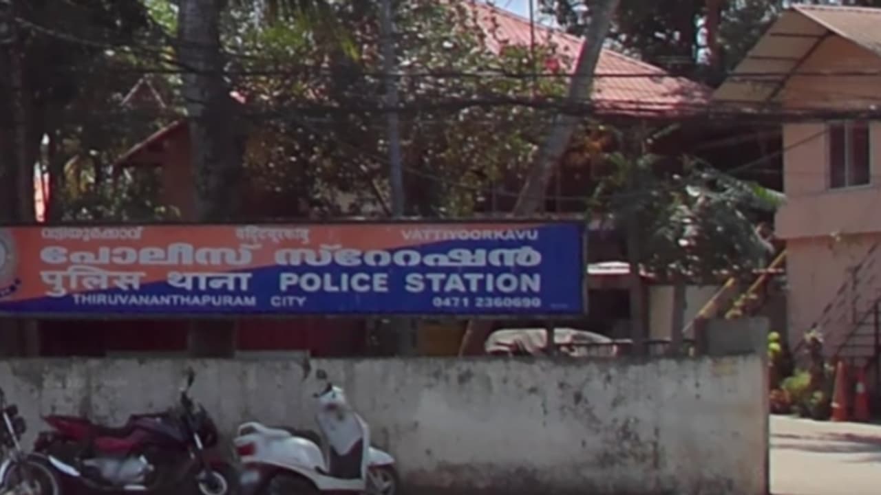 സ്കൂൾ ബസിൽ കുത്തേറ്റ 9ാം ക്ലാസുകാരന്റെ ആരോഗ്യം തൃപ്തികരം, പ്ലസ്ടു വിദ്യാർഥിയെ ജുവനൈൽ കേന്ദ്രത്തിലേക്ക് മാറ്റി സ്കൂൾ ബസിൽ കുത്തേറ്റ 9ാം ക്ലാസുകാരന്റെ ആരോഗ്യം തൃപ്തികരം, പ്ലസ്ടു വിദ്യാർഥിയെ ജുവനൈൽ കേന്ദ്രത്തിലേക്ക് മാറ്റി