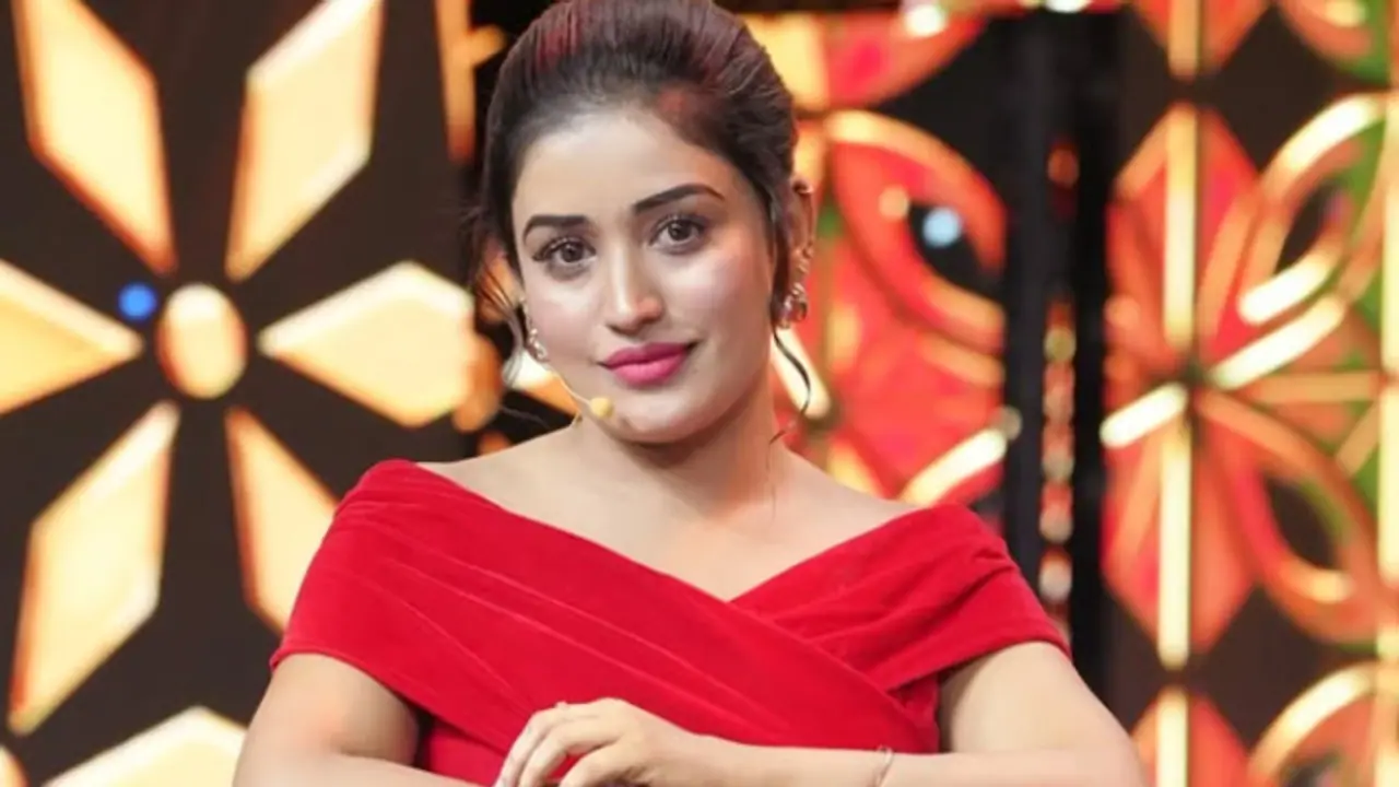 'നാണമില്ലേ നിങ്ങൾക്ക്'?; തങ്കച്ചനുമായി ചേർത്ത് കഥകള്‍ക്കെതിരെ തുറന്നടിച്ച് അനുമോൾ