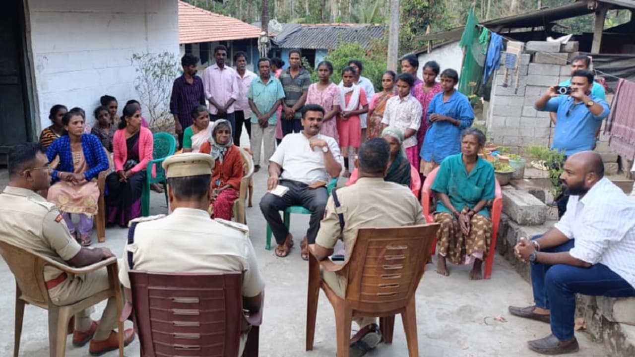 ಸಾಲ ವಸೂಲಿಗಾಗಿ ಜನರಿಗೆ ಕಿರುಕುಳ ನೀಡಿದ್ರೆ ಸುಮೊಟೋ ಕೇಸ್: ಜಿಲ್ಲಾಧಿಕಾರಿ ವೆಂಕಟ್ ರಾಜಾ ಸೂಚನೆ ಸಾಲ ವಸೂಲಿಗಾಗಿ ಜನರಿಗೆ ಕಿರುಕುಳ ನೀಡಿದ್ರೆ ಸುಮೊಟೋ ಕೇಸ್: ಜಿಲ್ಲಾಧಿಕಾರಿ ವೆಂಕಟ್ ರಾಜಾ ಸೂಚನೆ