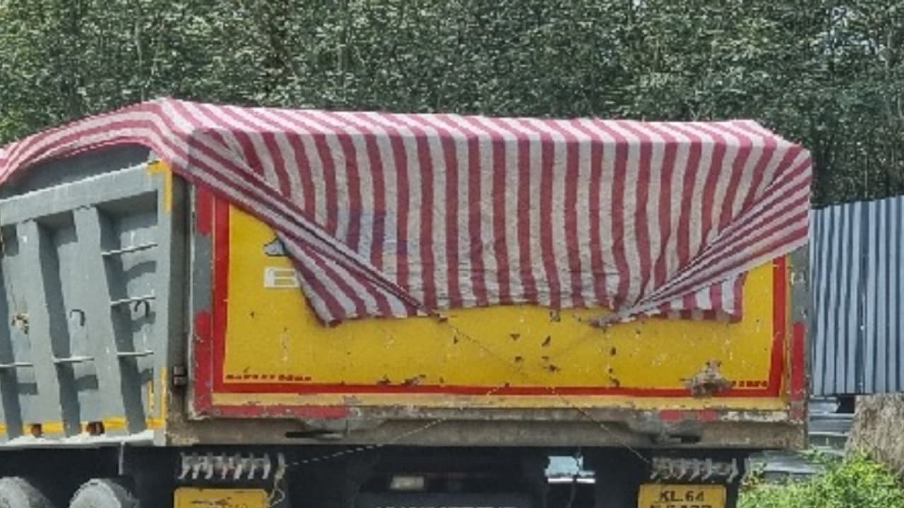 അമിത ഭാരം കയറ്റി റോഡിലൂടെ ടോറസ് ലോറി പാഞ്ഞു; വാഹന ഉടമയ്ക്കും ഡ്രൈവർക്കും കനത്ത പിഴയിട്ട് കോടതി അമിത ഭാരം കയറ്റി റോഡിലൂടെ ടോറസ് ലോറി പാഞ്ഞു; വാഹന ഉടമയ്ക്കും ഡ്രൈവർക്കും കനത്ത പിഴയിട്ട് കോടതി