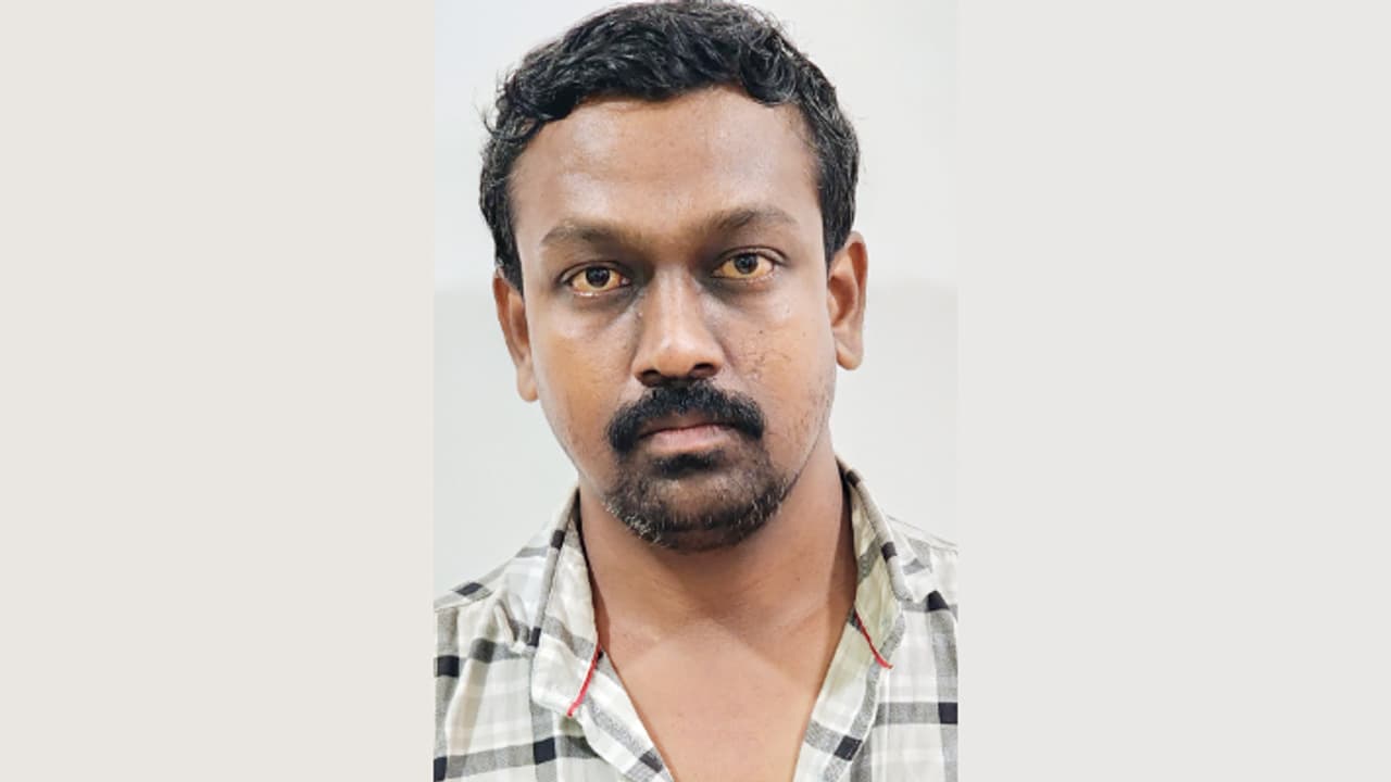 ആർക്കും സംശയമില്ല, കൊറിയർ വഴി കടത്തിയത് കോടികളുടെ കഞ്ചാവ്, മുബൈയിലെത്തി 'കൊറിയർ ദാദ'യെ പിടിച്ച് കേരള പൊലീസ് ആർക്കും സംശയമില്ല, കൊറിയർ വഴി കടത്തിയത് കോടികളുടെ കഞ്ചാവ്, മുബൈയിലെത്തി 'കൊറിയർ ദാദ'യെ പിടിച്ച് കേരള പൊലീസ്